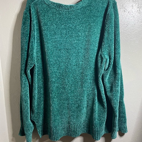 Green sweater with v neckline - Picture 2 of 2